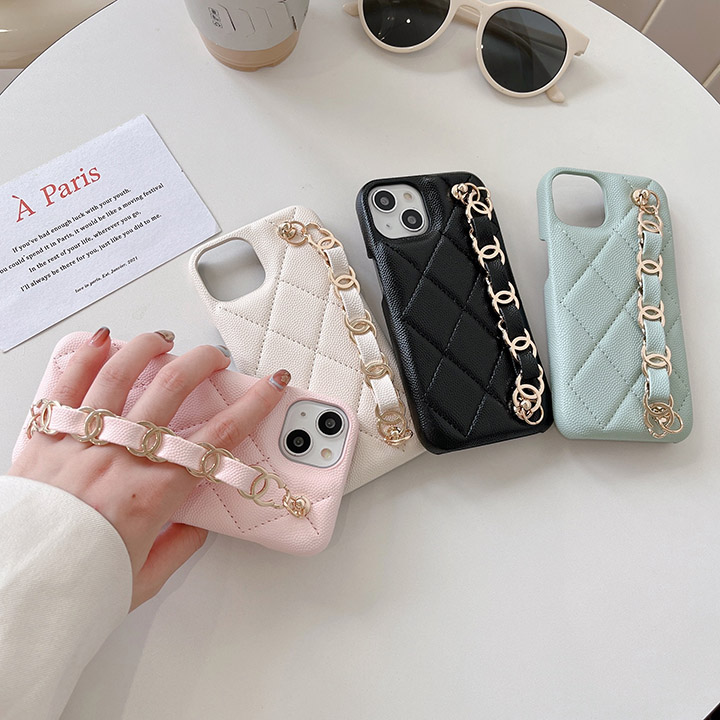 Chanel iphone15 携帯ケース 手首バンド